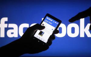 Η «κατασκοπεία» μέσω Facebook φέρνει κατάθλιψη